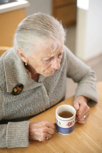 Mulher sênior com xícara de chá — Fotografia de Stock