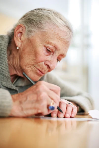 Señoras mayores escribiendo —  Fotos de Stock