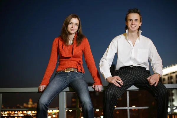 Young couple in night city — Stock Photo, Image