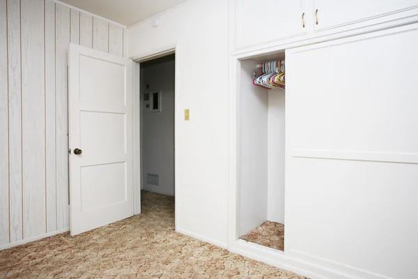 Empty room with white walls and wardrobe closet — Stock Photo, Image