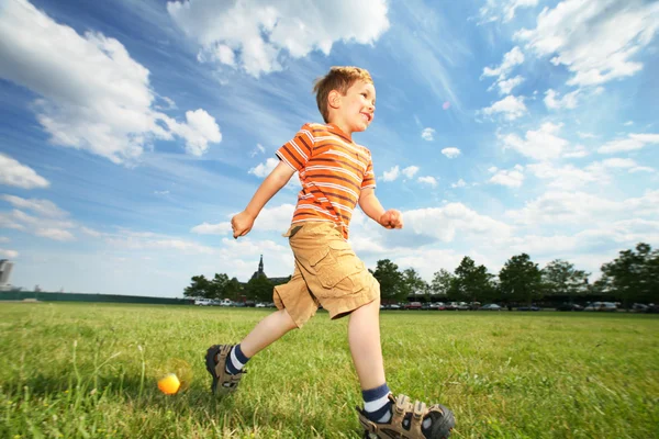 Мальчик бежит на улицу — стоковое фото
