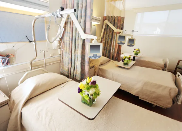 Zimmer mit Betten im Krankenhaus — Stockfoto