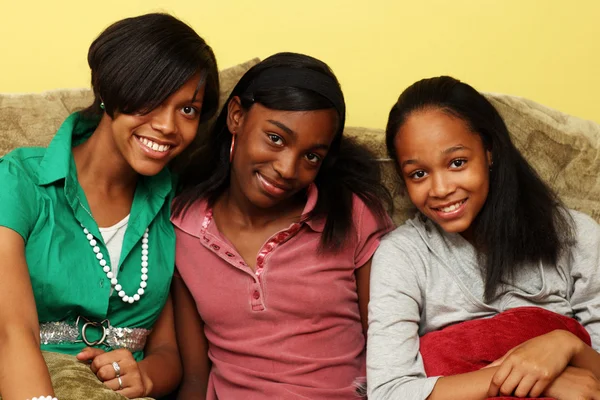 Hermanas adolescentes felices juntas — Foto de Stock