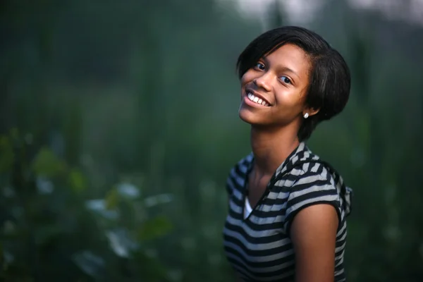 Hermosa adolescente al aire libre — Foto de Stock