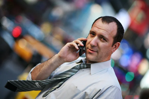 Empresario hablando por teléfono móvil — Foto de Stock