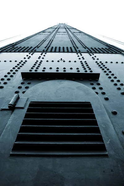 Grande torre de metal rebitado — Fotografia de Stock