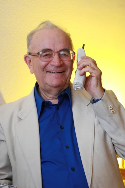 Senior férfi beszél telefonon.. — Stock Fotó