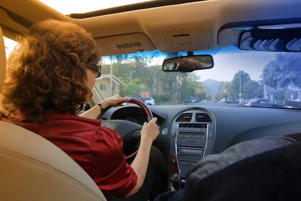 Frau am Steuer eines Luxusautos — Stockfoto