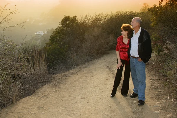 Ältere Paare genießen Sonnenuntergang — Stockfoto
