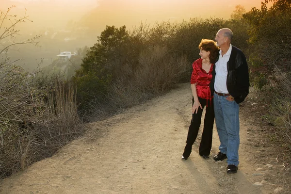 Pareja madura disfrutando del atardecer —  Fotos de Stock