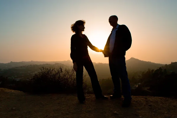 Pareja silueta al aire libre — Foto de Stock