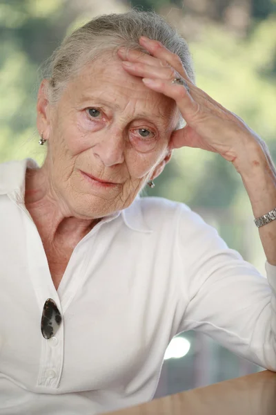 Retrato de una mujer mayor — Foto de Stock