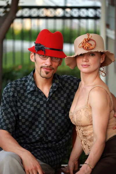 Paar in schönen Designer-Hüten. — Stockfoto