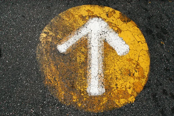 Arrow sign on an old asphalt — Stock Photo, Image