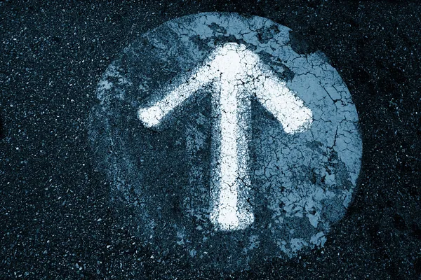 Arrow sign on an old asphalt — Stock Photo, Image