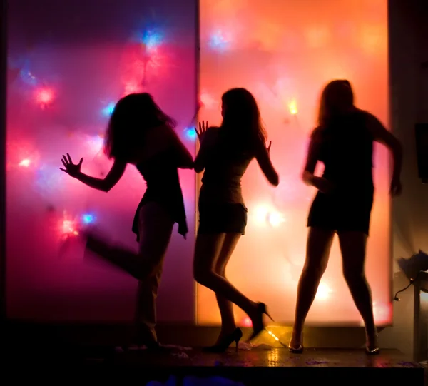 Dans eden kızlar silhouettes — Stok fotoğraf