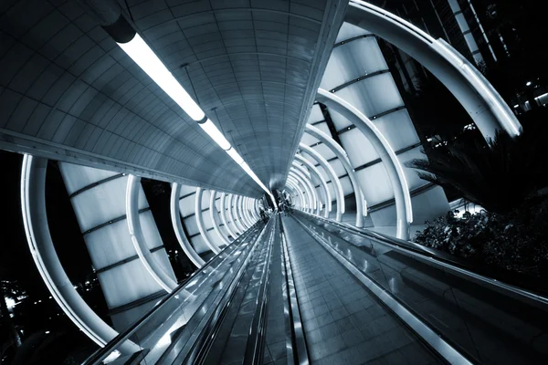 Túnel com calçada em movimento . — Fotografia de Stock