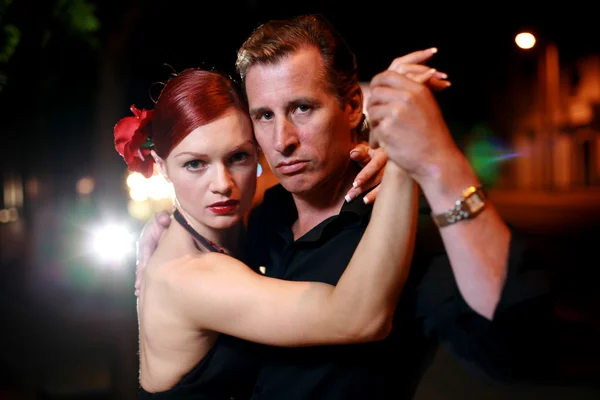 Couple dancing on a street at night. — Stock Photo, Image