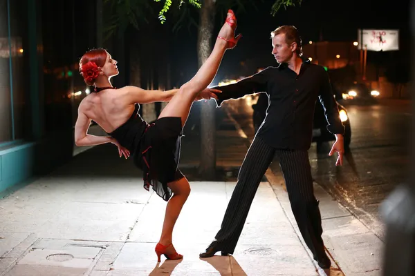 Geceleri bir sokakta dans çift.