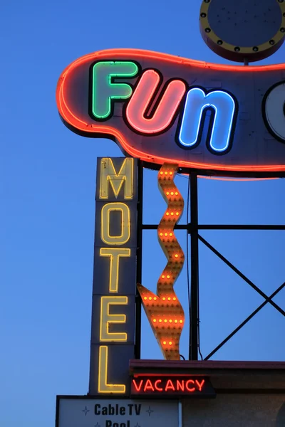 Eğlenceli bir Motel neon işareti detay — Stok fotoğraf