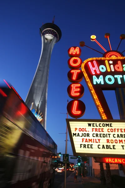 Neon motel sign and Stratosphere hotel and casino tower — Stock Photo, Image