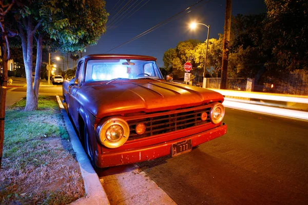 Vintage amerikai kisteherautóval — Stock Fotó
