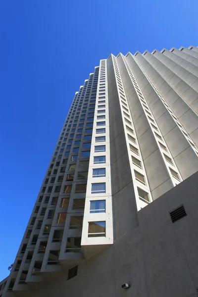 摩天大楼上升到蓝蓝的天空 — 图库照片