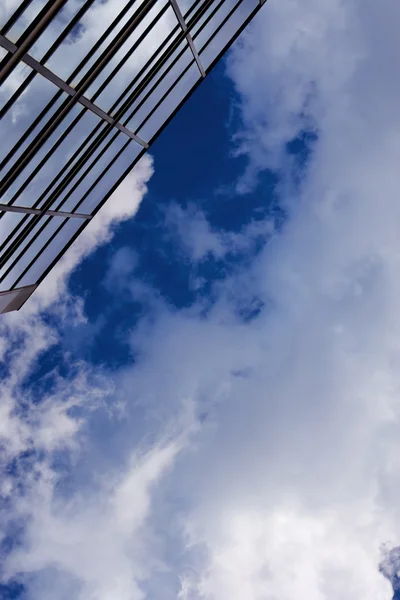 Firmengebäude ragt in den Himmel. — Stockfoto