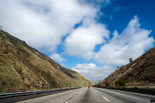 Autostrada przez góry — Zdjęcie stockowe