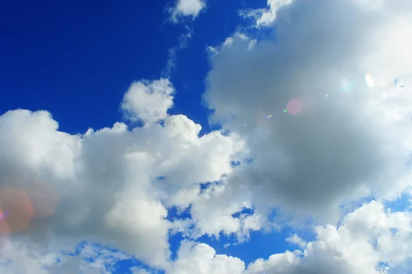 Puffy wolken op blauwe hemel — Stockfoto