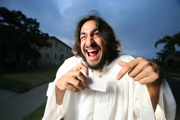 Crazy looking man shownig a blank business card. — Stock Photo, Image