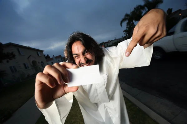 Hombre de aspecto loco mostrando tarjeta de visita en blanco . — Foto de Stock