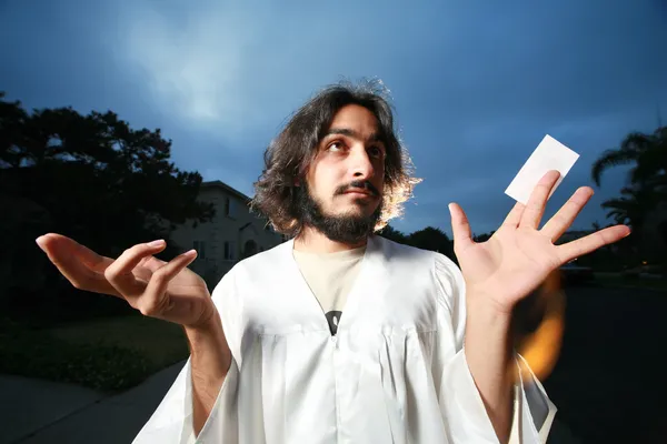 Jesus levantando as mãos com um cartão de visita em branco . — Fotografia de Stock