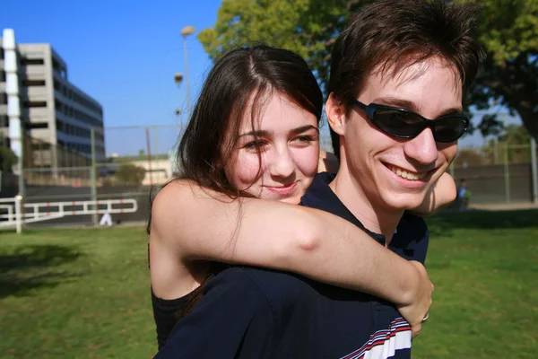 Pareja joven divirtiéndose al aire libre . —  Fotos de Stock