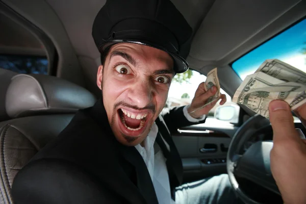 Θυμωμένος οδηγός με τους λογαριασμούς δολαρίων. — Φωτογραφία Αρχείου