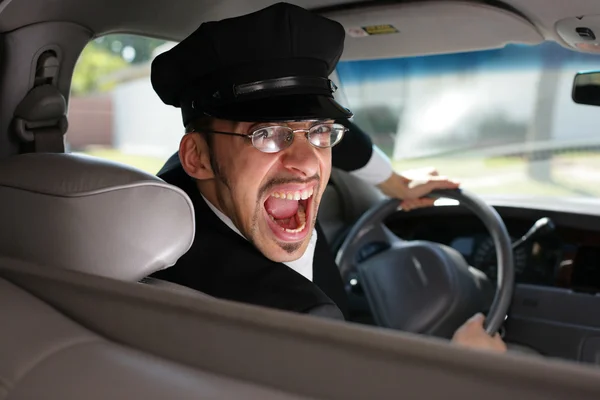 Irrer Fahrer im Auto. — Stockfoto