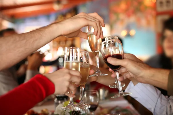 Ruce držící sklenic šampaňského Royalty Free Stock Obrázky