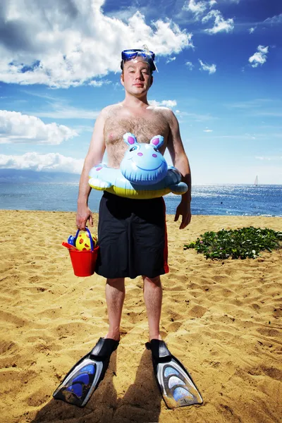 日当たりの良い熱帯のビーチでの楽しみのために準備ができている男 — Stock fotografie