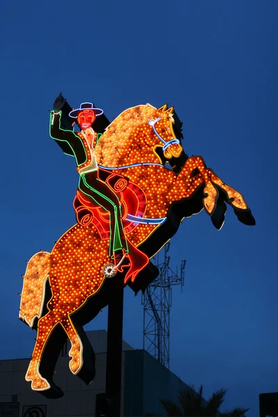 Neon Cowboy montando um cavalo Fotos De Bancos De Imagens Sem Royalties