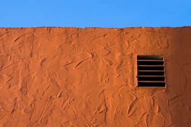 sıva duvar ve mavi gökyüzü detay.