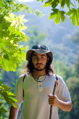 Genç etkin adam açık havada hiking zevk