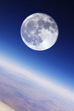Dünya 'nın stratosferinde dolunay var.