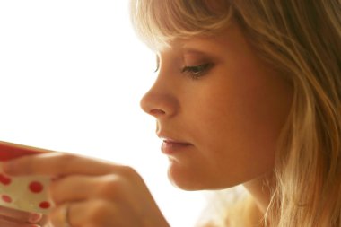 Çin fincandan içmek kadın