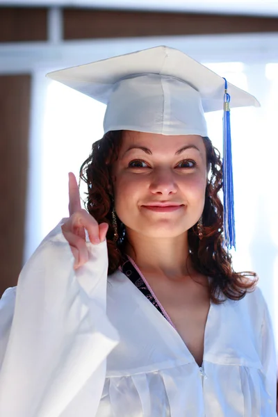 Усміхнена випускниця молода жінка — стокове фото