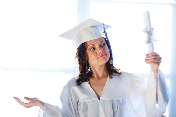 Jeune femme diplômée avec diplôme — Photo