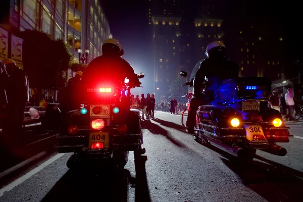 Двое полицейских на мотоциклах — стоковое фото