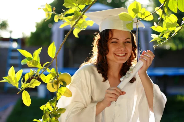 Lisansüstü kadın diploma ile mutlu — Stok fotoğraf