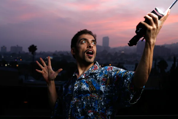 Retrato dramático de um homem ao pôr do sol . — Fotografia de Stock