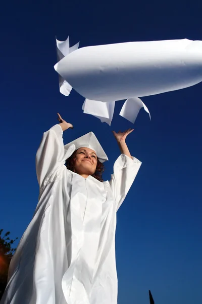 Joven graduado tirando papeles escolares — Foto de Stock