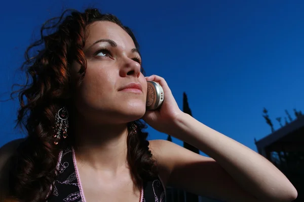 Mujer llamando a un teléfono celular por la noche — Foto de Stock